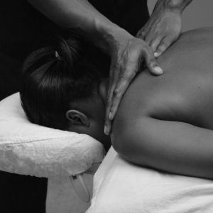 masaż klasyczny pleców, terapeuta wykonuje ucisk przy szyi