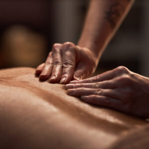 masaż tkanek głębokich – praca dłoni terapeuty na mięśniach pleców